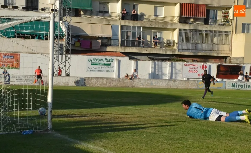Foto 4 - El Ciudad Rodrigo resiste la primera parte ante el filial del Salamanca CF UDS  