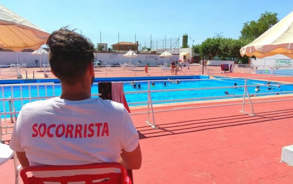 Imagen de un socorrista en un recinto de piscinas