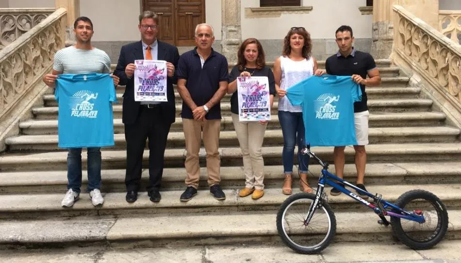 Presentación de la carrera con presencia del diputado de deportes, representantes del Ayuntamiento de Pelabravo, el presidente de la Asociación Ariadna y el deportista Pablo Bravo