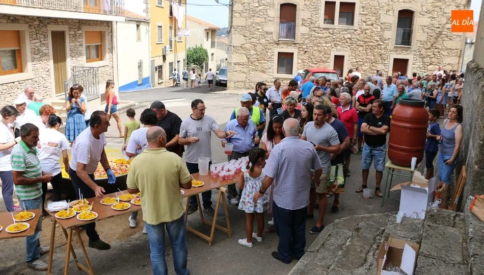 Una paella para 1.000 personas y coger fuerzas ante lo que se viene encima / CORRAL