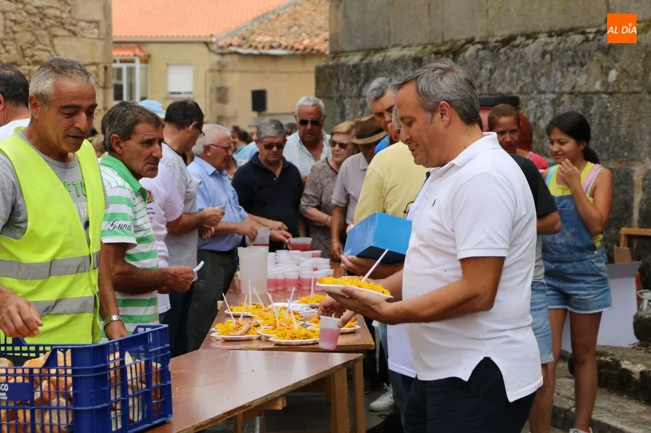 Foto 10 - En Masueco cogen fuerzas con una paella para 1.000 personas  