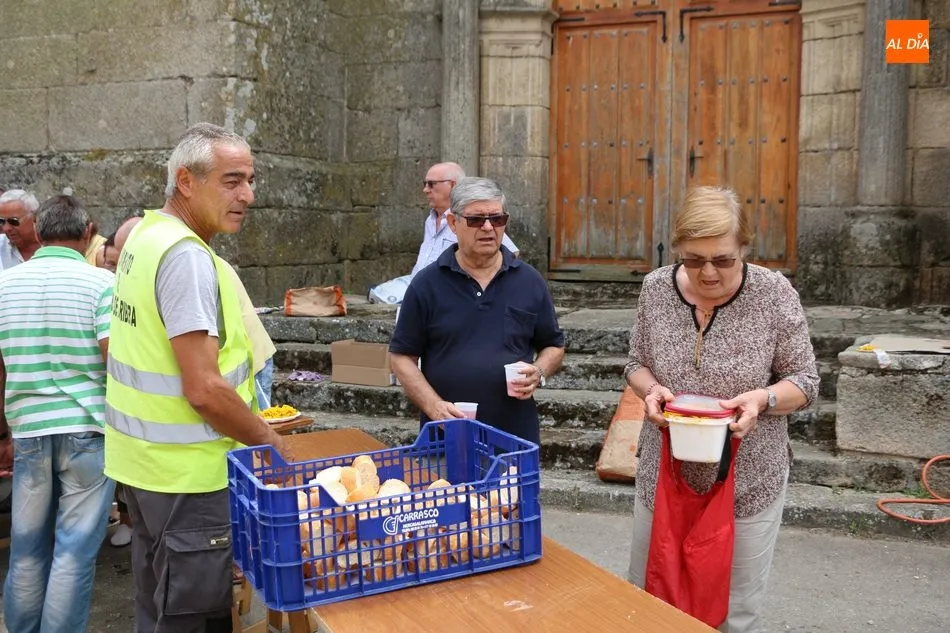Foto 3 - En Masueco cogen fuerzas con una paella para 1.000 personas  