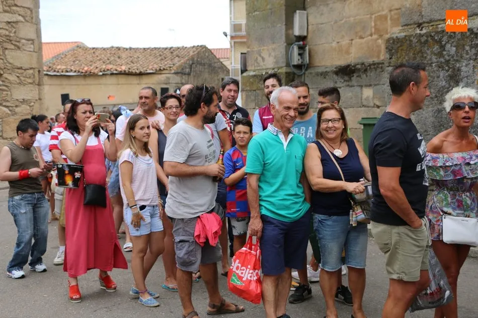 Foto 2 - En Masueco cogen fuerzas con una paella para 1.000 personas  