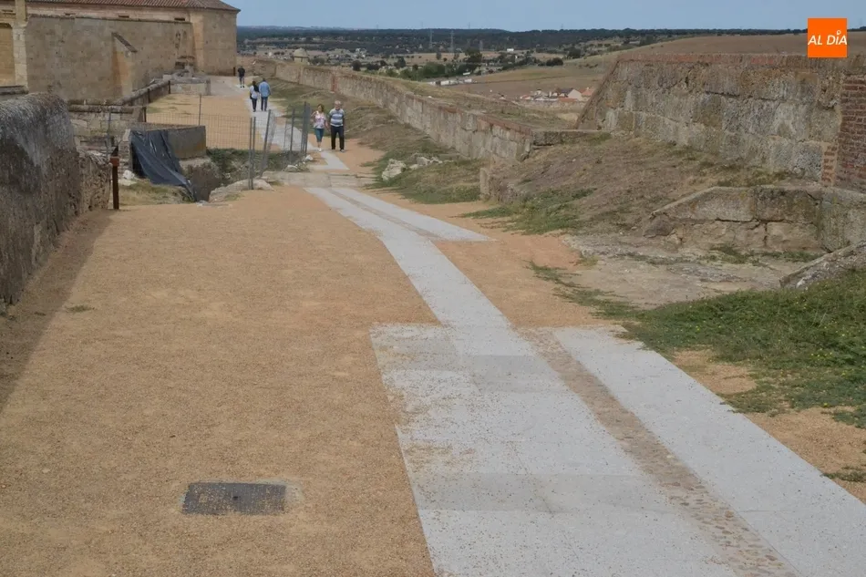 La empresa adjudicataria de las obras del adarve de la muralla renuncia a continuar con ellas  