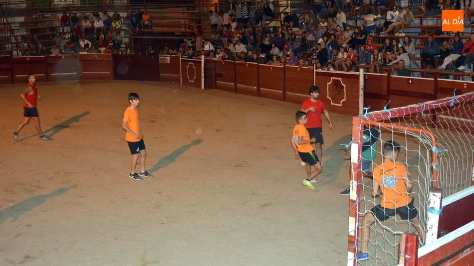 Foto 9 - Las Pe&ntilde;as se disputan el Torneo F&uacute;tbol-Plaza en Lumbrales