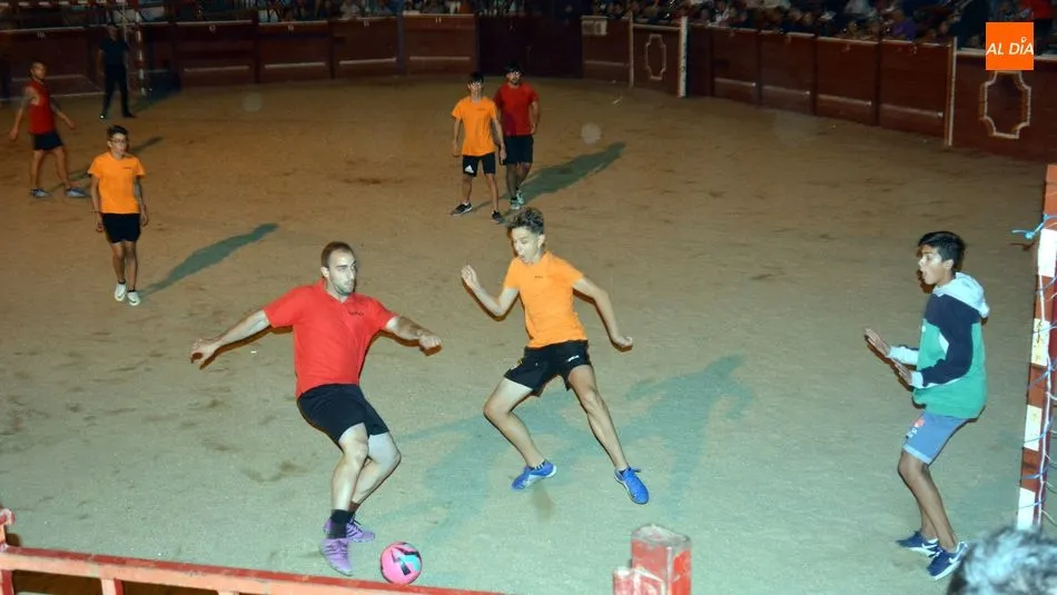 Foto 8 - Las Pe&ntilde;as se disputan el Torneo F&uacute;tbol-Plaza en Lumbrales