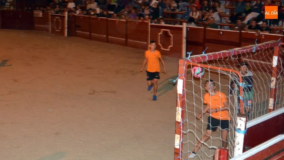 Foto 7 - Las Pe&ntilde;as se disputan el Torneo F&uacute;tbol-Plaza en Lumbrales