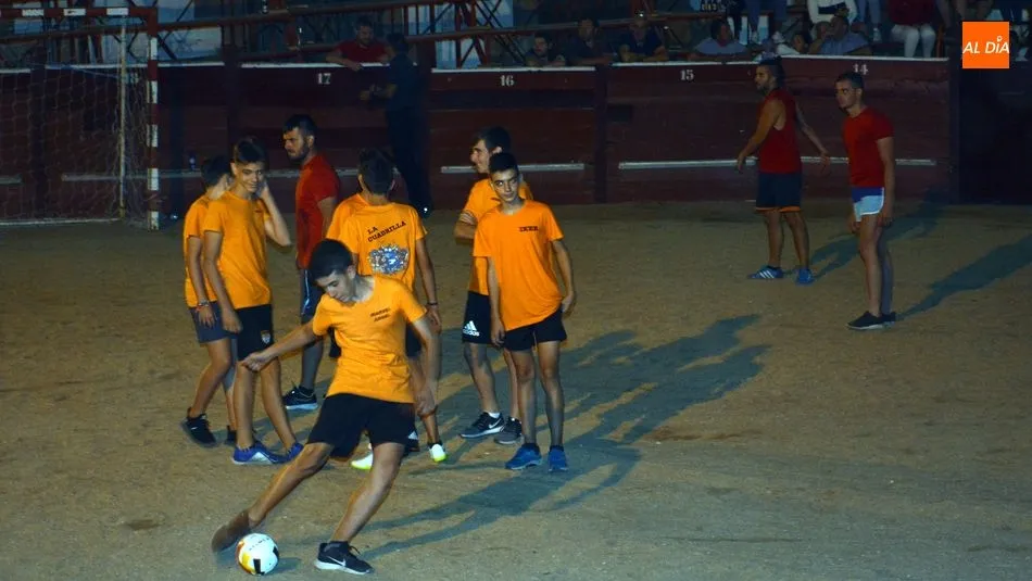 Foto 6 - Las Pe&ntilde;as se disputan el Torneo F&uacute;tbol-Plaza en Lumbrales