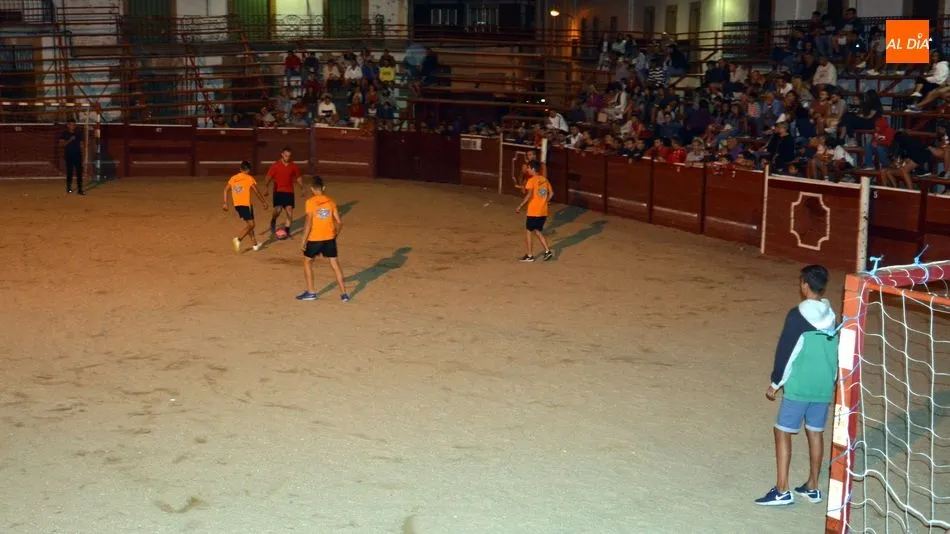 Foto 5 - Las Pe&ntilde;as se disputan el Torneo F&uacute;tbol-Plaza en Lumbrales