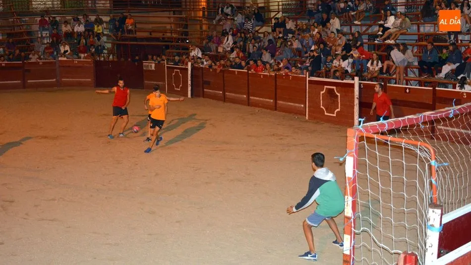 Foto 3 - Las Pe&ntilde;as se disputan el Torneo F&uacute;tbol-Plaza en Lumbrales