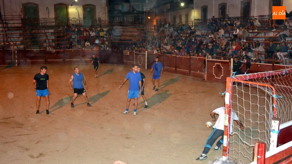 Foto 2 - Las Pe&ntilde;as se disputan el Torneo F&uacute;tbol-Plaza en Lumbrales