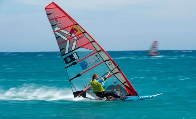 Un windsurfista