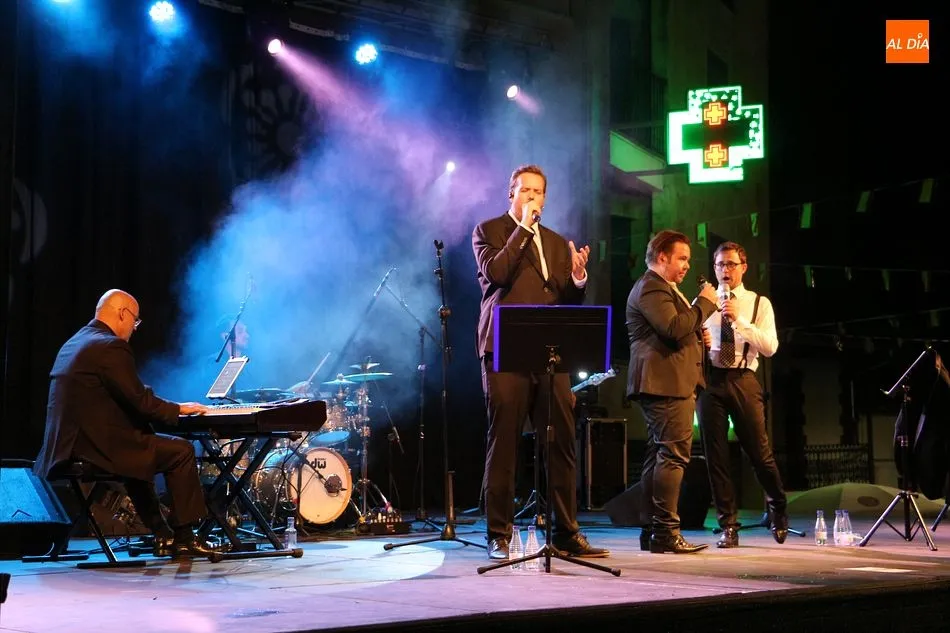 Foto 6 - Les Bohemes lleva la pasi&oacute;n musical a la plaza de Juli&aacute;n Coca