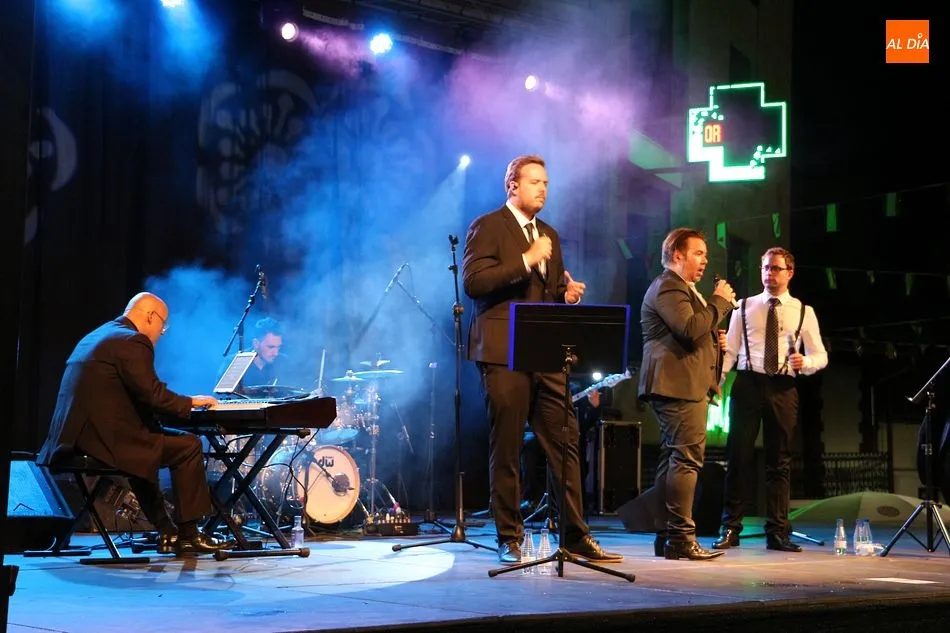 Foto 5 - Les Bohemes lleva la pasi&oacute;n musical a la plaza de Juli&aacute;n Coca