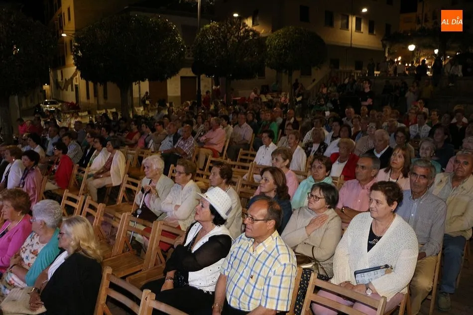 Foto 4 - Les Bohemes lleva la pasi&oacute;n musical a la plaza de Juli&aacute;n Coca
