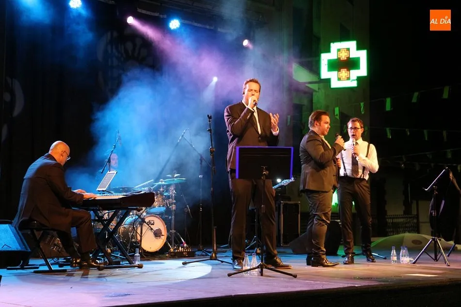 Foto 3 - Les Bohemes lleva la pasi&oacute;n musical a la plaza de Juli&aacute;n Coca
