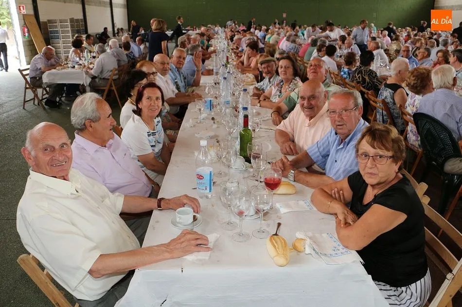Los mayores protagonizan la última jornada compartiendo la comida de fiestas