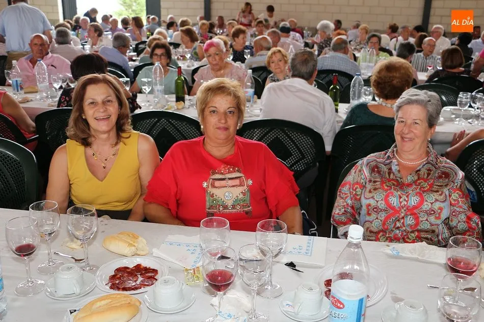 Foto 11 - Los mayores protagonizan la &uacute;ltima jornada compartiendo la comida de fiestas