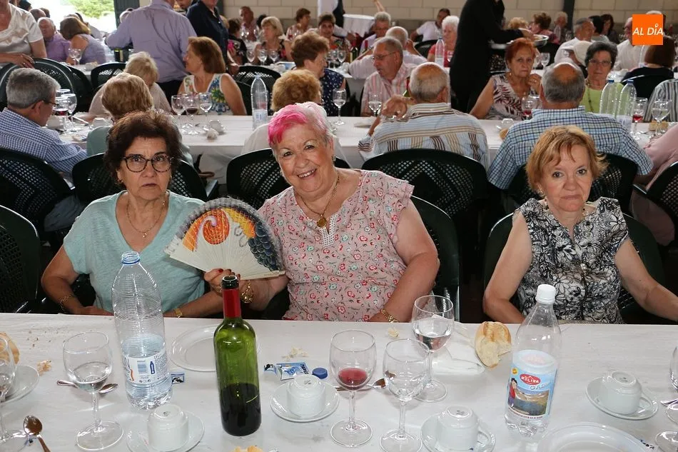 Foto 10 - Los mayores protagonizan la &uacute;ltima jornada compartiendo la comida de fiestas