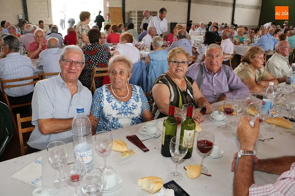 Foto 9 - Los mayores protagonizan la &uacute;ltima jornada compartiendo la comida de fiestas