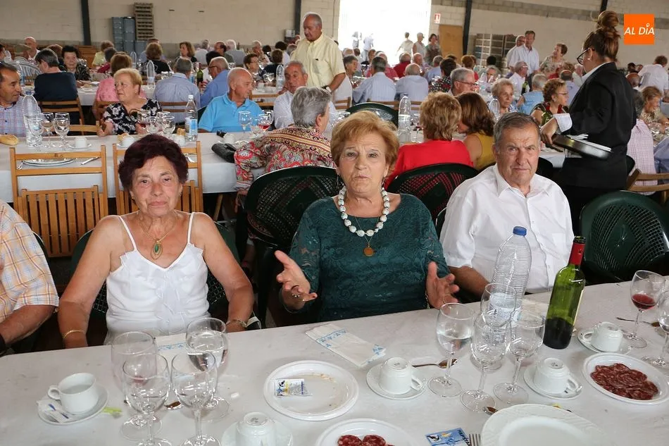 Foto 8 - Los mayores protagonizan la &uacute;ltima jornada compartiendo la comida de fiestas