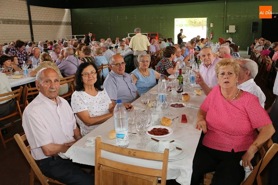 Foto 6 - Los mayores protagonizan la &uacute;ltima jornada compartiendo la comida de fiestas
