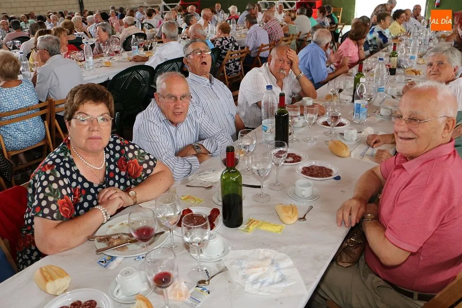 Foto 5 - Los mayores protagonizan la &uacute;ltima jornada compartiendo la comida de fiestas