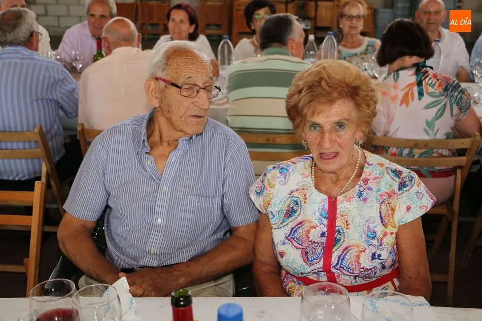 Foto 4 - Los mayores protagonizan la &uacute;ltima jornada compartiendo la comida de fiestas