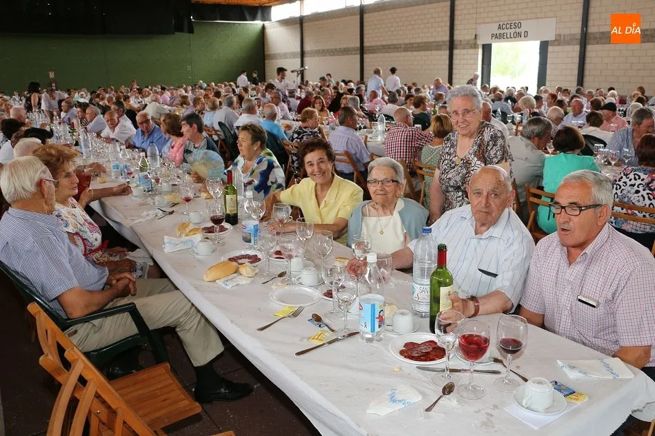 Foto 3 - Los mayores protagonizan la &uacute;ltima jornada compartiendo la comida de fiestas