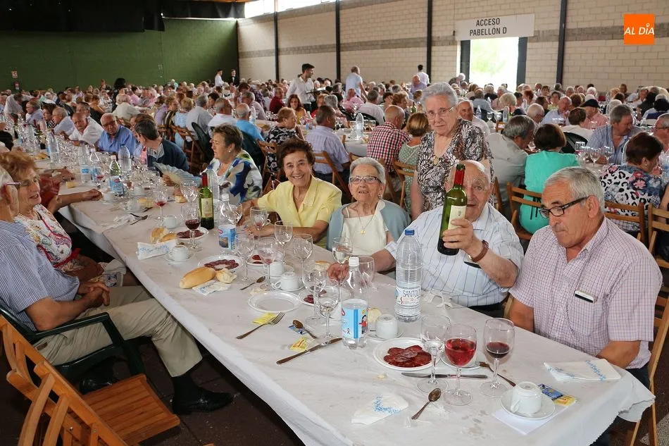 Foto 2 - Los mayores protagonizan la &uacute;ltima jornada compartiendo la comida de fiestas