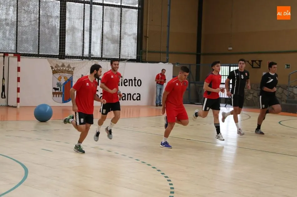 Foto 4 - El BM Salamanca de la temporada 2019/2020 echa a andar