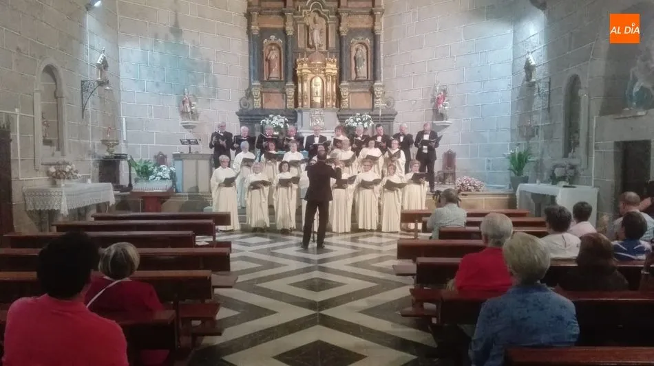 Foto 4 - La Coral D&aacute;maso Ledesma ofrece un concierto en la iglesia de Villavieja de Yeltes  