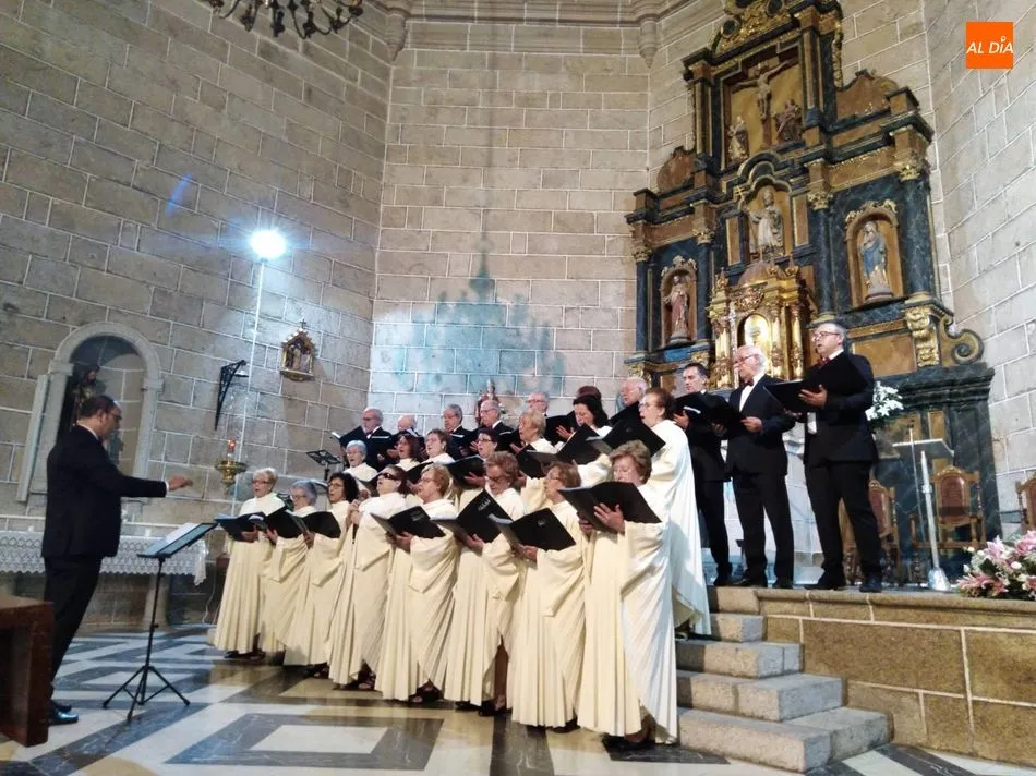 Foto 7 - La Coral D&aacute;maso Ledesma ofrece un concierto en la iglesia de Villavieja de Yeltes  