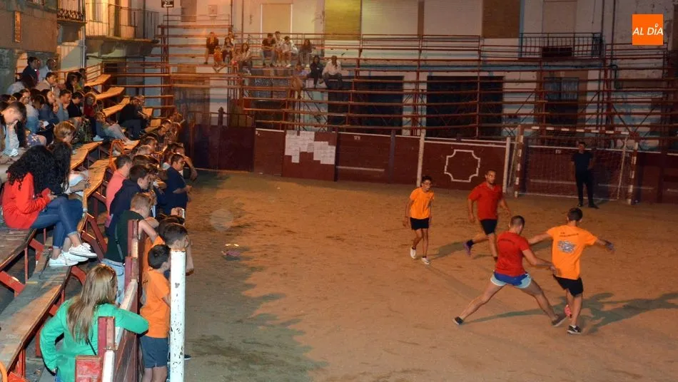 Foto 11 - Las Pe&ntilde;as se disputan el Torneo F&uacute;tbol-Plaza en Lumbrales