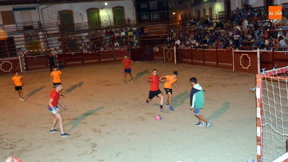 Foto 10 - Las Pe&ntilde;as se disputan el Torneo F&uacute;tbol-Plaza en Lumbrales