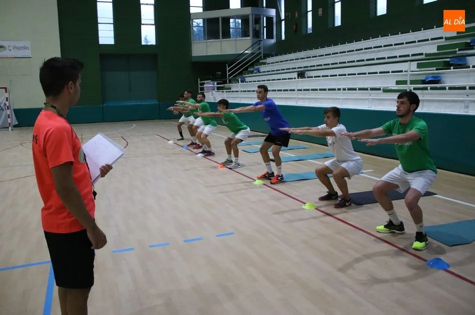 Óscar González observa la realización de los ejercicios por parte de sus jugadores