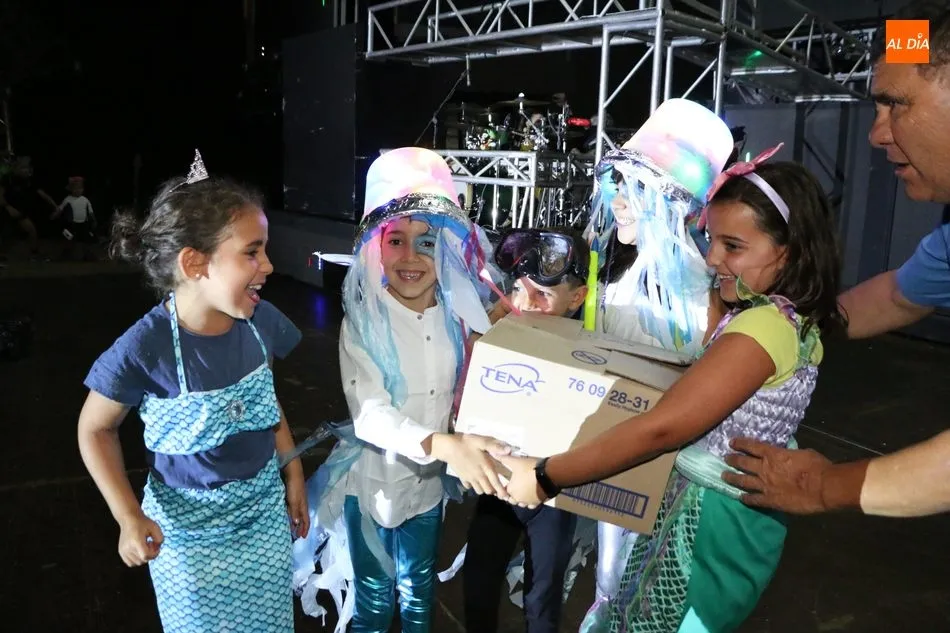 Foto 2 - Extraordinario desfile de pe&ntilde;as en Masueco con La Resaca como ganadores  