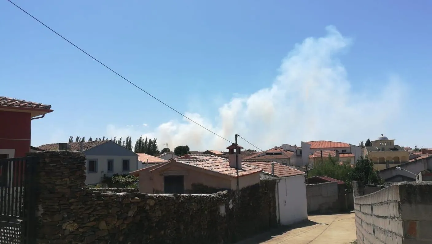 Foto 5 - Los vecinos de El Bod&oacute;n contribuyen a sofocar un incendio en La Dehesa  