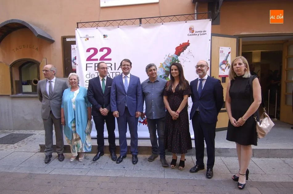 Las principales autoridades, en los instantes previos a entrar al Teatro | Fotos Adrián Martín