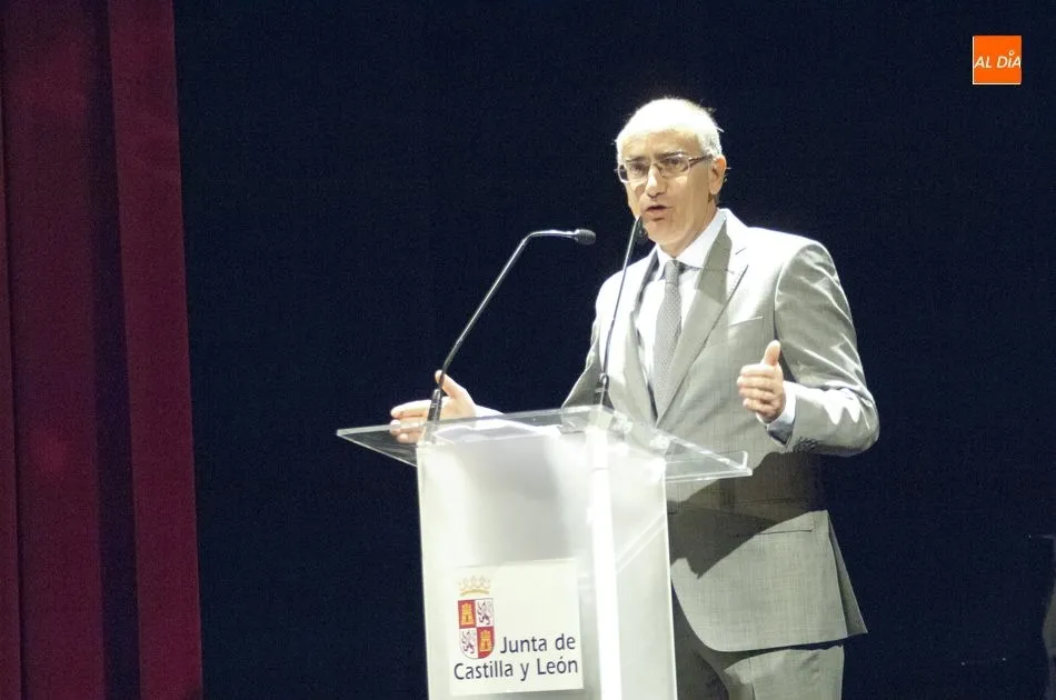 Foto 9 - Ma&ntilde;ueco inaugura la Feria deseando que sea una &ldquo;fiesta de la familia&rdquo; acudiendo al teatro  