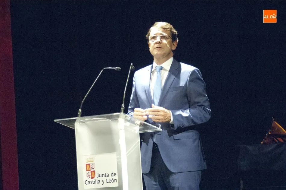 Foto 5 - Ma&ntilde;ueco inaugura la Feria deseando que sea una &ldquo;fiesta de la familia&rdquo; acudiendo al teatro  