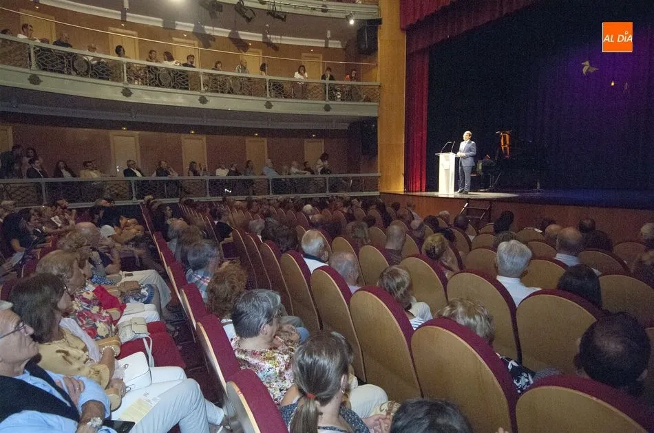 Foto 6 - Ma&ntilde;ueco inaugura la Feria deseando que sea una &ldquo;fiesta de la familia&rdquo; acudiendo al teatro  