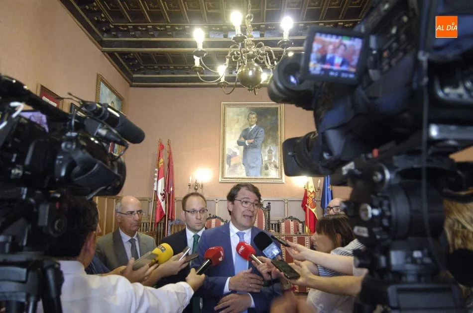 Mañueco atiende a los medios de comunicación en Ciudad Rodrigo / David Rodríguez