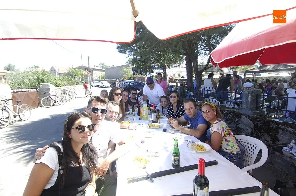 Foto 8 - Casillas de Flores pone punto y final a sus fiestas con una comida popular  