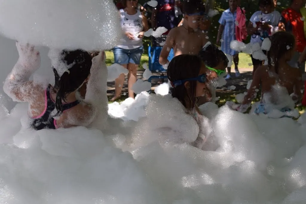 Foto 3 - Cerca de 200 ni&ntilde;os se lo pasan en grande en los Juegos de las Piscinas  