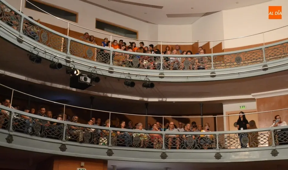 Foto 3 - Ma&ntilde;ueco inaugura la Feria deseando que sea una &ldquo;fiesta de la familia&rdquo; acudiendo al teatro  