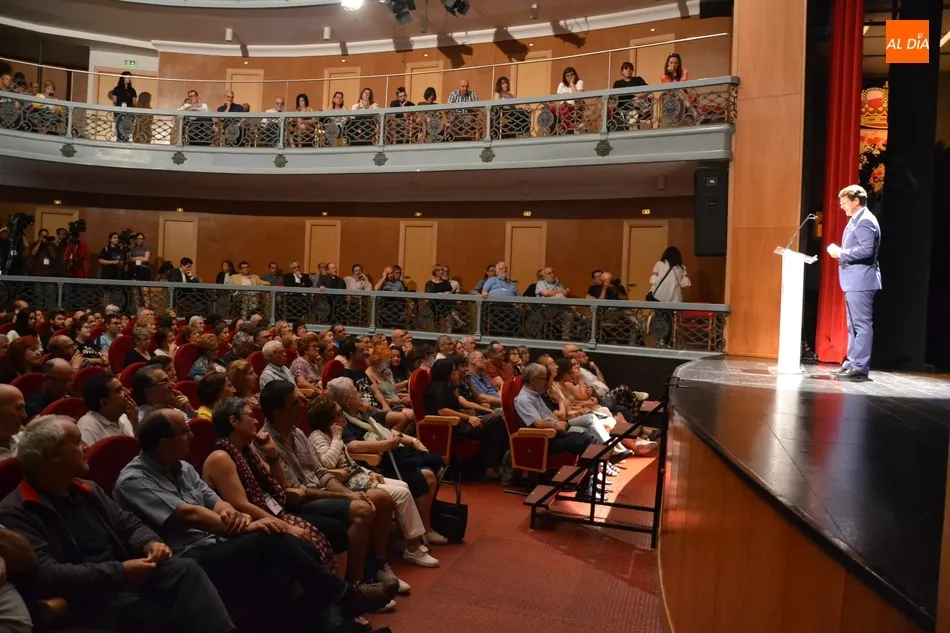 Foto 4 - Ma&ntilde;ueco inaugura la Feria deseando que sea una &ldquo;fiesta de la familia&rdquo; acudiendo al teatro  