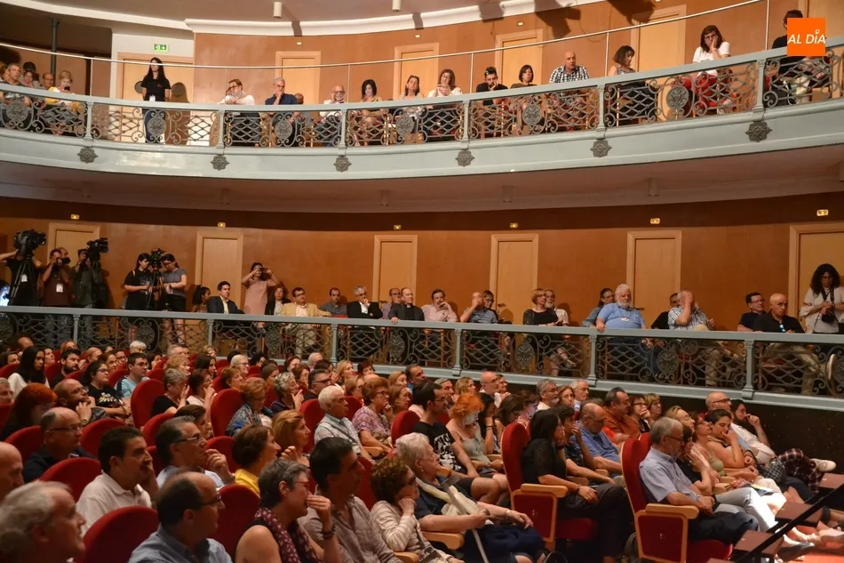 Foto 2 - Ma&ntilde;ueco inaugura la Feria deseando que sea una &ldquo;fiesta de la familia&rdquo; acudiendo al teatro  