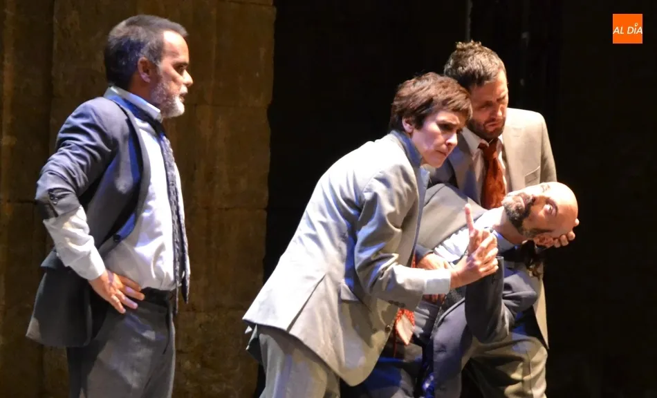 Una versión humorística de la tragedia de Hamlet remata la primera jornada  