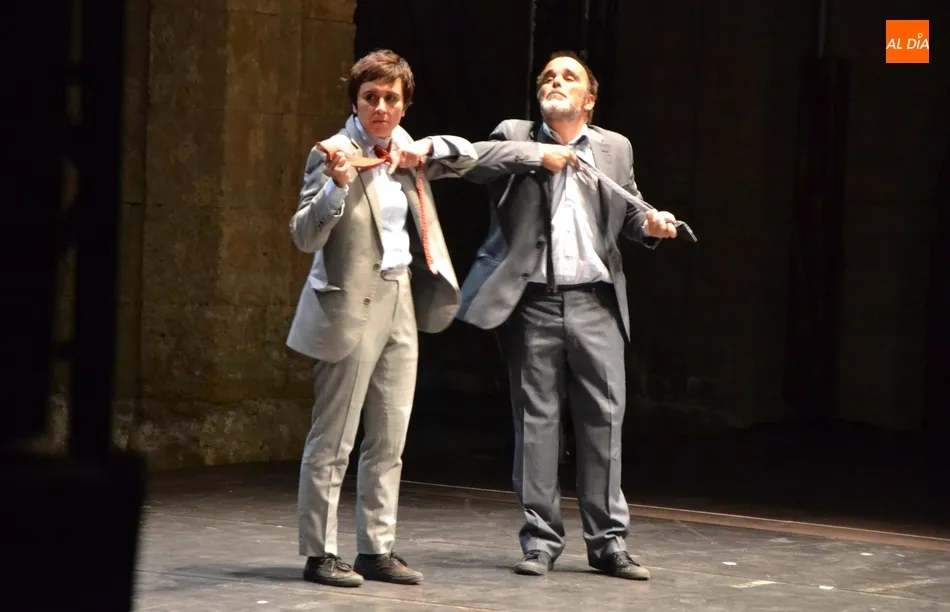 Foto 8 - Una versi&oacute;n humor&iacute;stica de la tragedia de Hamlet remata la primera jornada  